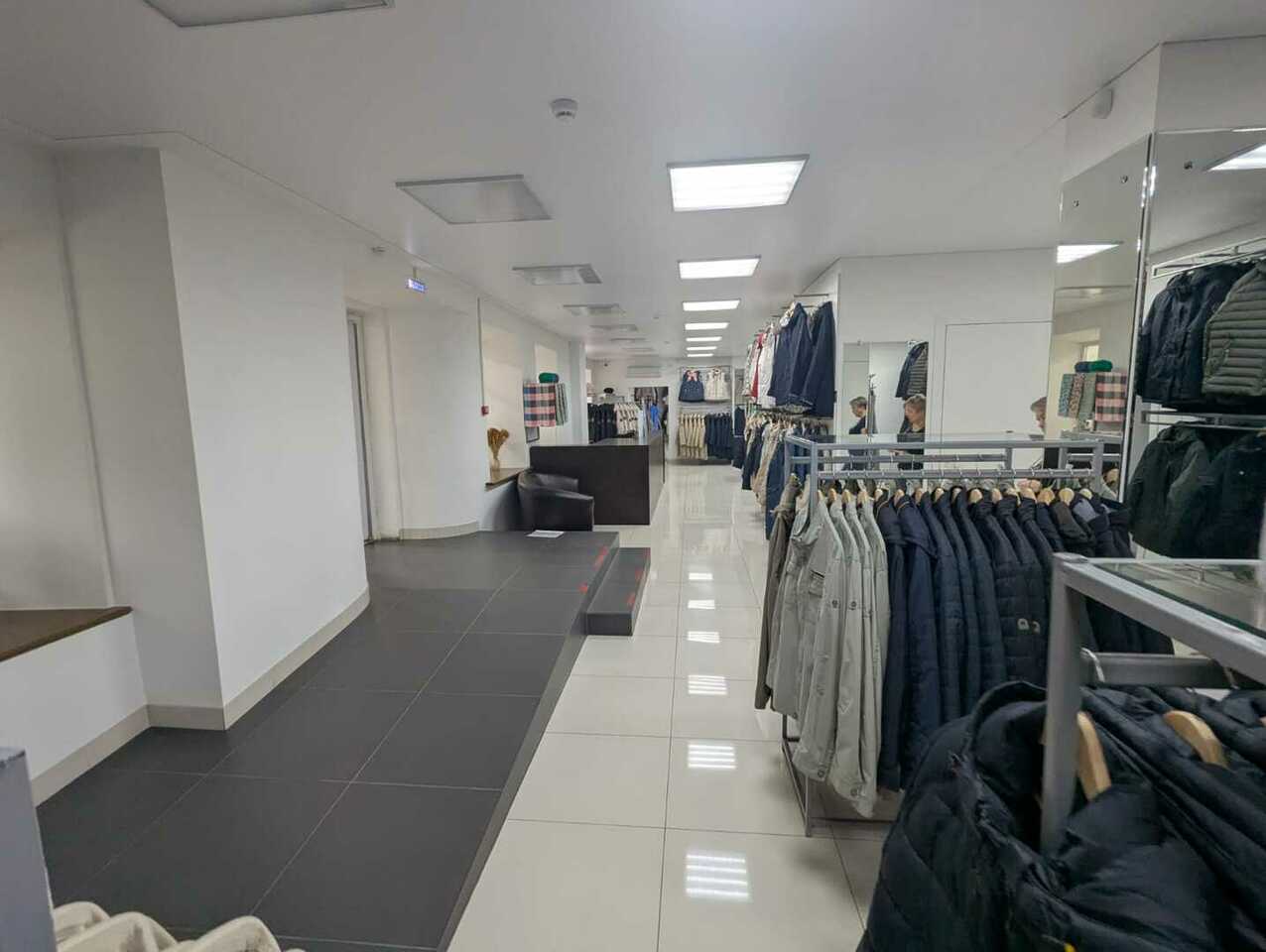 Сдается коммерческая недвижимость торгового назначения, 246 м2 за 245 тыс. руб.